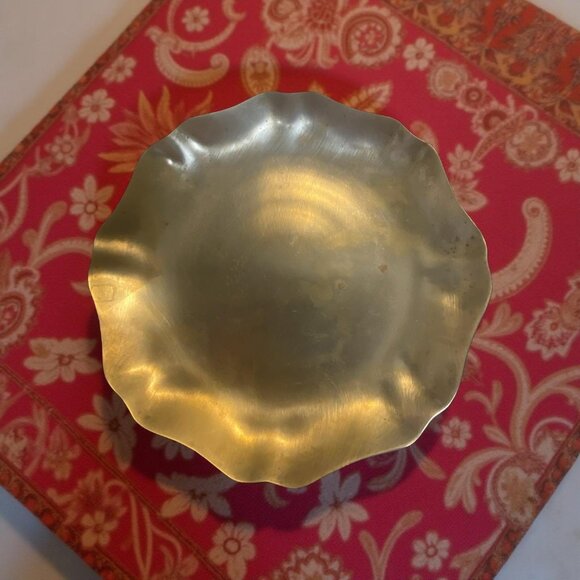 Vintage Heavy Brass Scalloped Dish – Solid 3lb Hammered Brass Bowl – Boho Altar - Picture 1 of 6